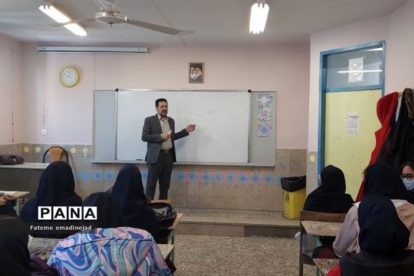 برگزاری جلسات پرسش و پاسخ اعتقادی و ملی در دبیرستان آزاده رودهن