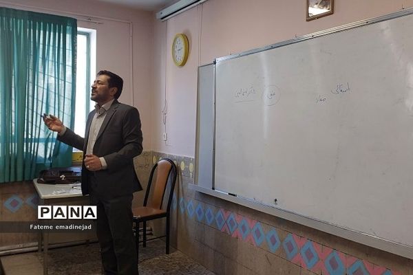 برگزاری جلسات پرسش و پاسخ اعتقادی و ملی در دبیرستان آزاده رودهن