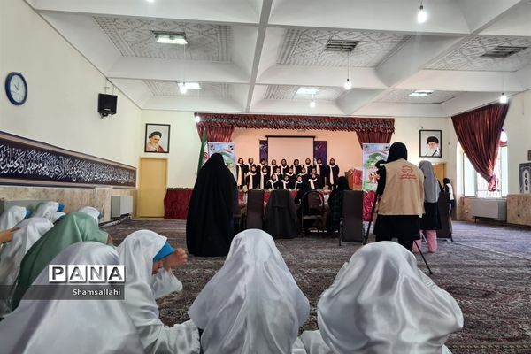 حضور دانش‌آموزان دختر متوسطه منطقه ۱۳ در مسابقات سرود دانش‌آموزی