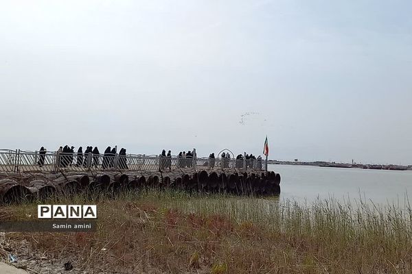 دانش‌آموزان دختر رودهن در اردوی راهیان نور