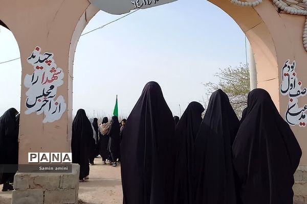 دانش‌آموزان دختر رودهن در اردوی راهیان نور