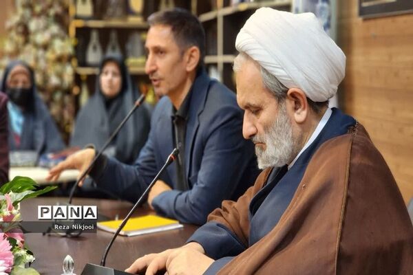 نشست هم‌اندیشی و آموزش خانواده روسای انجمن مدارس ناحیه یک بهارستان