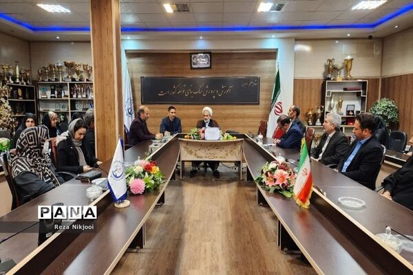 نشست هم‌اندیشی و آموزش خانواده روسای انجمن مدارس ناحیه یک بهارستان