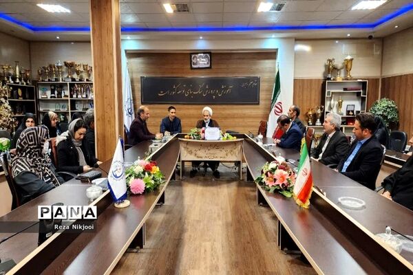 نشست هم‌اندیشی و آموزش خانواده روسای انجمن مدارس ناحیه یک بهارستان
