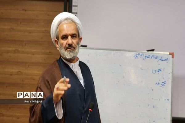 نشست هم‌اندیشی و آموزش خانواده روسای انجمن مدارس ناحیه یک بهارستان