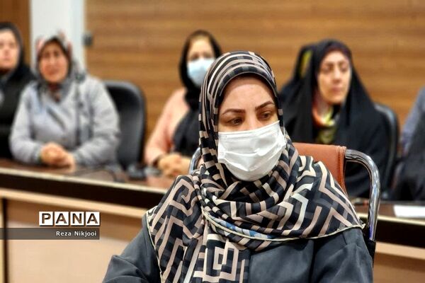نشست هم‌اندیشی و آموزش خانواده روسای انجمن مدارس ناحیه یک بهارستان
