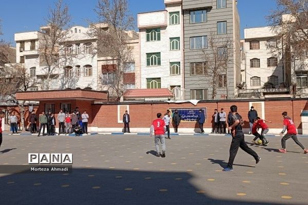 برگزاری مسابقات فوتبال در مدرسه پسرانه آل یاسین بین گروه‌های دانش‌آموزی و دبیران