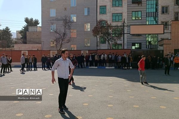 برگزاری مسابقات فوتبال در مدرسه پسرانه آل یاسین بین گروه‌های دانش‌آموزی و دبیران