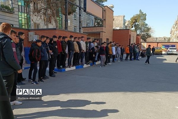 برگزاری مسابقات فوتبال در مدرسه پسرانه آل یاسین بین گروه‌های دانش‌آموزی و دبیران