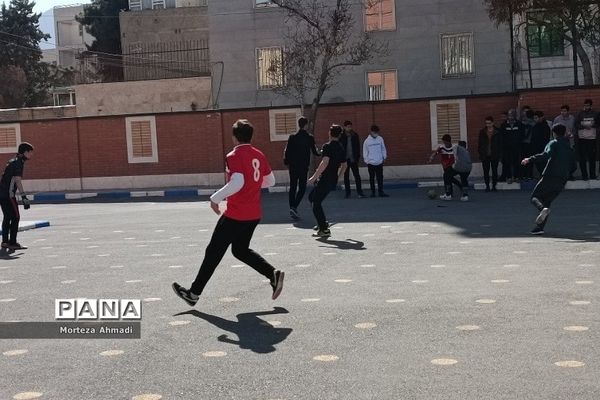 برگزاری مسابقات فوتبال در مدرسه پسرانه آل یاسین بین گروه‌های دانش‌آموزی و دبیران