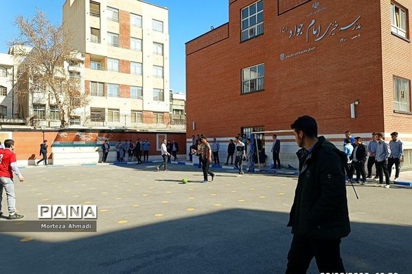 برگزاری مسابقات فوتبال در مدرسه پسرانه آل یاسین بین گروه‌های دانش‌آموزی و دبیران