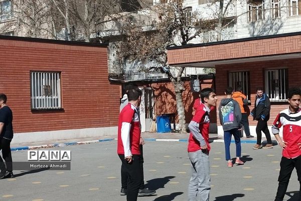 برگزاری مسابقات فوتبال در مدرسه پسرانه آل یاسین بین گروه‌های دانش‌آموزی و دبیران