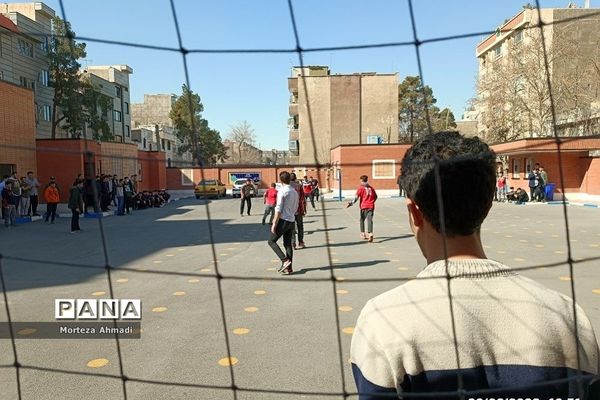 برگزاری مسابقات فوتبال در مدرسه پسرانه آل یاسین بین گروه‌های دانش‌آموزی و دبیران