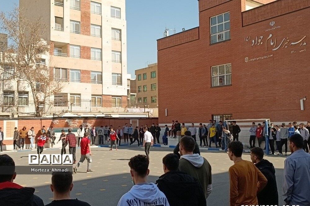 برگزاری مسابقات فوتبال در مدرسه پسرانه آل یاسین بین گروه‌های دانش‌آموزی و دبیران