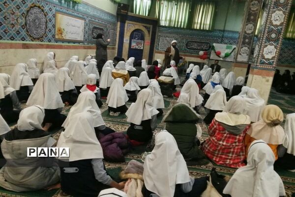 رونمایی از کتاب یادواره دانش‌آموزان شهید به قلم دانش‌آموزان دبستان حضرت آیت الله خامنه ای