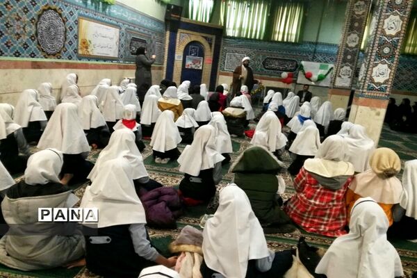رونمایی از کتاب یادواره دانش‌آموزان شهید به قلم دانش‌آموزان دبستان حضرت آیت الله خامنه ای