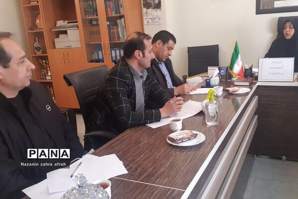 نشست کیفیت‌بخشی آموزشی و پرورشی مدارس متوسطه اول در رودهن 