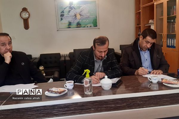 نشست کیفیت‌بخشی آموزشی و پرورشی مدارس متوسطه اول در رودهن 