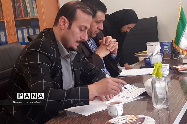 نشست کیفیت‌بخشی آموزشی و پرورشی مدارس متوسطه اول در رودهن 