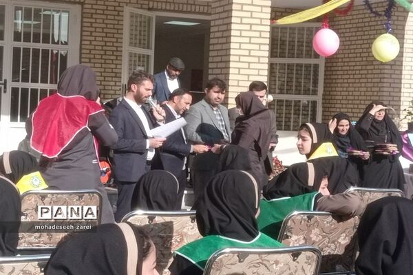 تقدیر از دانش‌آموزان برتر تحصیلی در مدرسه عترت قرچک