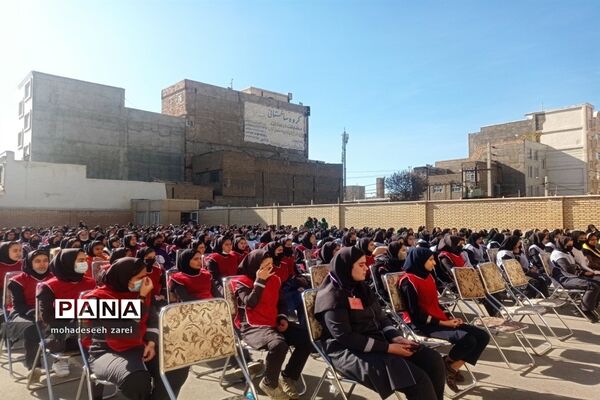 تقدیر از دانش‌آموزان برتر تحصیلی در مدرسه عترت قرچک