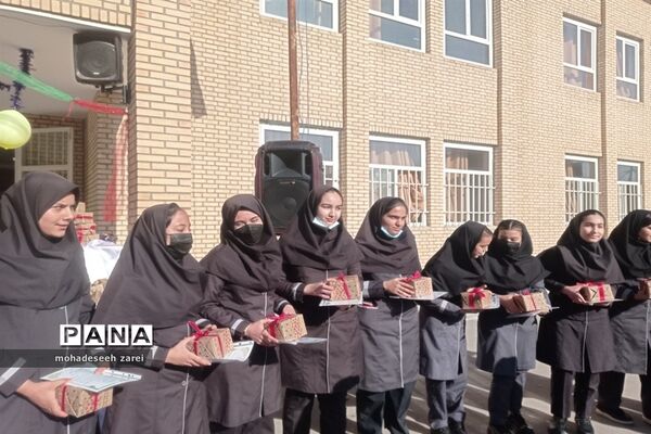 تقدیر از دانش‌آموزان برتر تحصیلی در مدرسه عترت قرچک