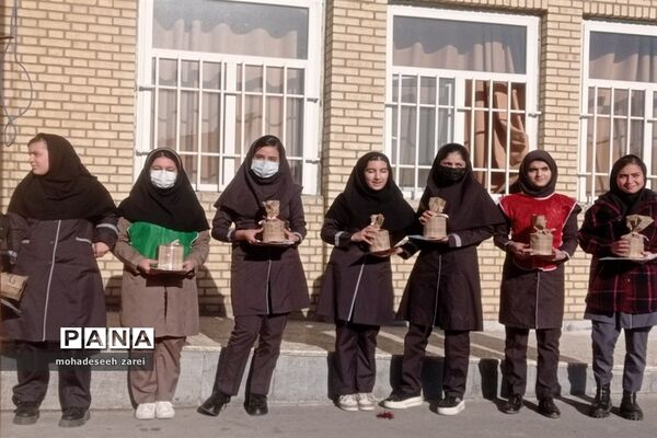 تقدیر از دانش‌آموزان برتر تحصیلی در مدرسه عترت قرچک