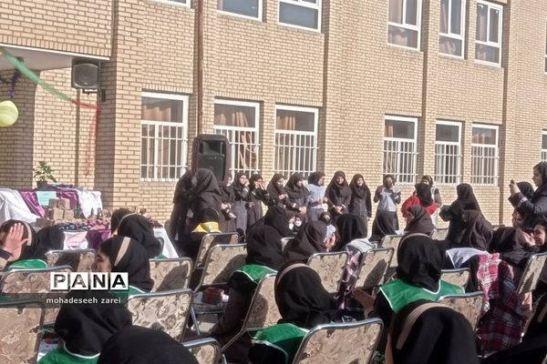 تقدیر از دانش‌آموزان برتر تحصیلی در مدرسه عترت قرچک