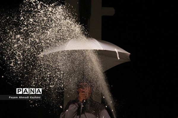 اجرای نمایش همه چیز می‌گذرد، تو نمی‌گذری