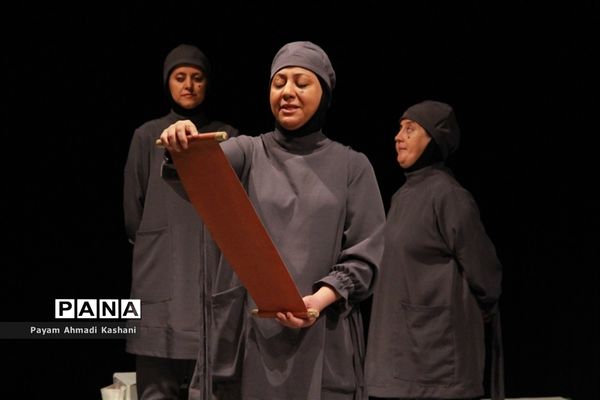 اجرای نمایش همه چیز می‌گذرد، تو نمی‌گذری