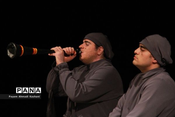 اجرای نمایش همه چیز می‌گذرد، تو نمی‌گذری