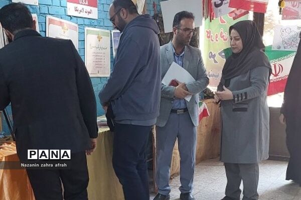 بازدید و ارزیابی نمایشگاه مدرسه انقلاب  دبیرستان آزاده رودهن
