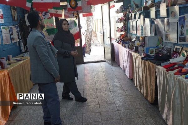 بازدید و ارزیابی نمایشگاه مدرسه انقلاب  دبیرستان آزاده رودهن