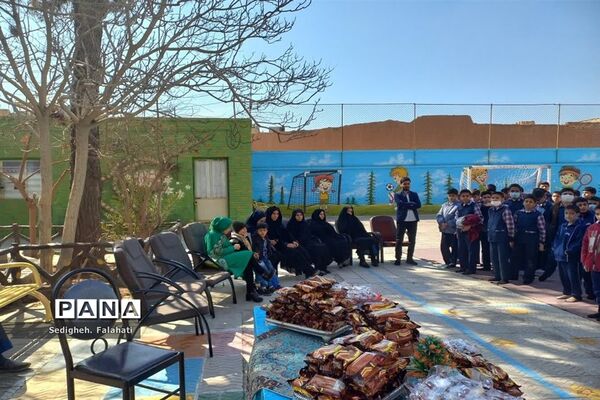 برگزاری مسابقه فوتبال بین معلمان و دانش‌آموزان مدرسه