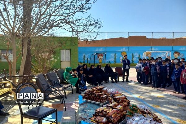 برگزاری مسابقه فوتبال بین معلمان و دانش‌آموزان مدرسه