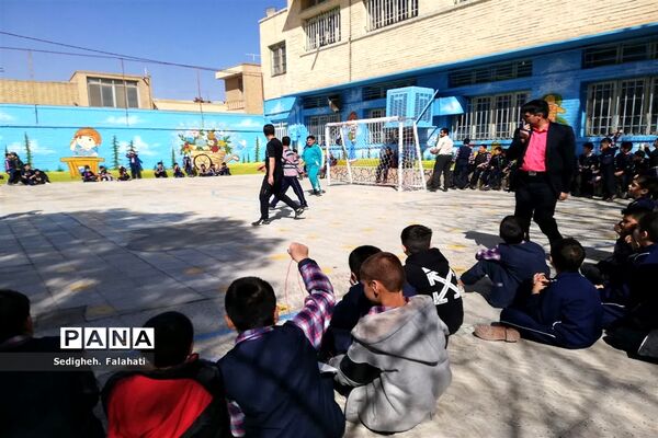 برگزاری مسابقه فوتبال بین معلمان و دانش‌آموزان مدرسه