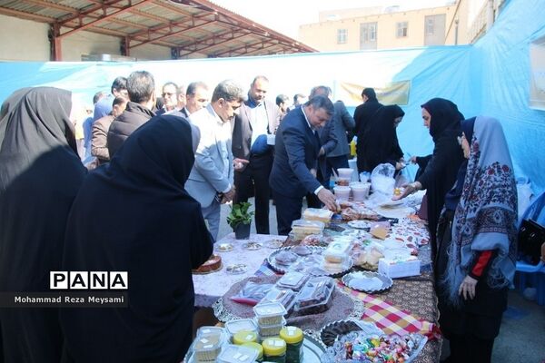 برپایی بازارچه خیریه توسط انجمن‌های اولیا و مربیان استان سمنان