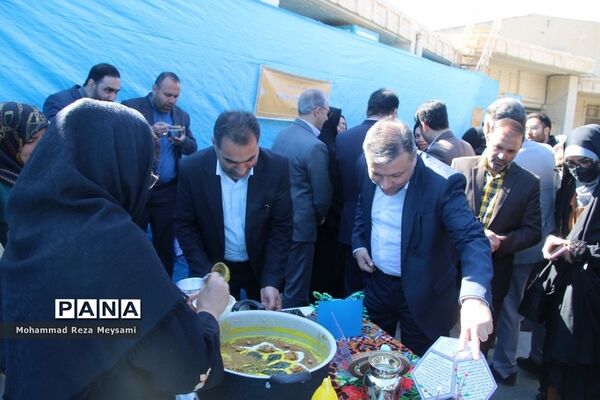 برپایی بازارچه خیریه توسط انجمن‌های اولیا و مربیان استان سمنان