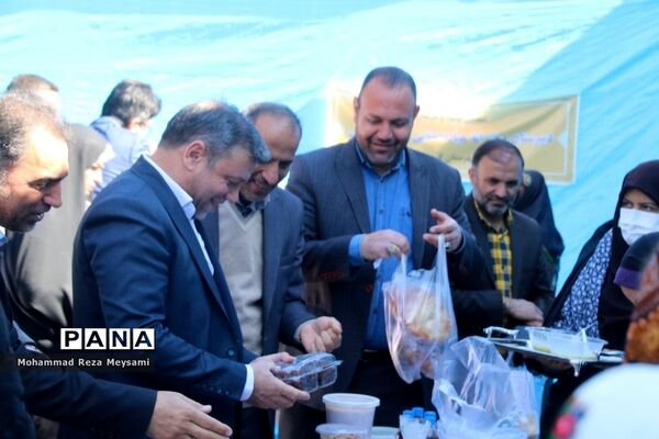 برپایی بازارچه خیریه توسط انجمن‌های اولیا و مربیان استان سمنان