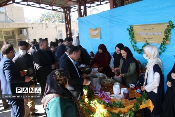 برپایی بازارچه خیریه توسط انجمن‌های اولیا و مربیان استان سمنان