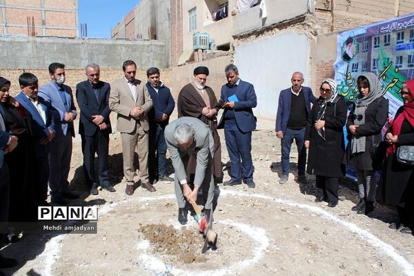 آیین کلنگ‌زنی مدرسه شش کلاسه در بهارستان دو