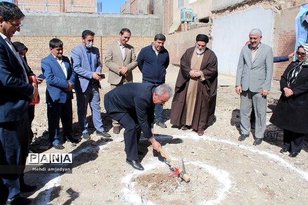 آیین کلنگ‌زنی مدرسه شش کلاسه در بهارستان دو