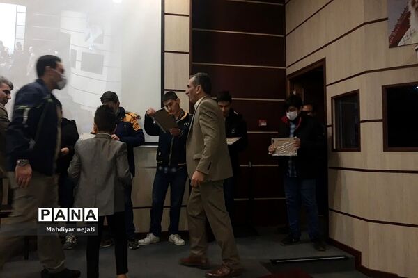 تقدیر از دانش‌آموزان برگزیده و فعال دبیرستان شهید بهشتی رودهن