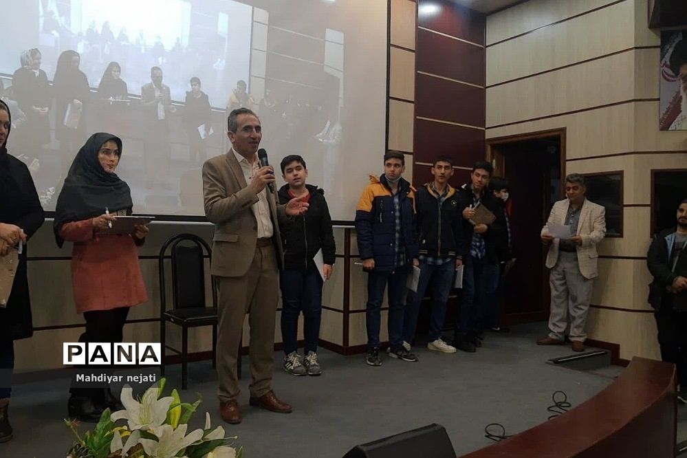 تقدیر از دانش‌آموزان برگزیده و فعال دبیرستان شهید بهشتی رودهن