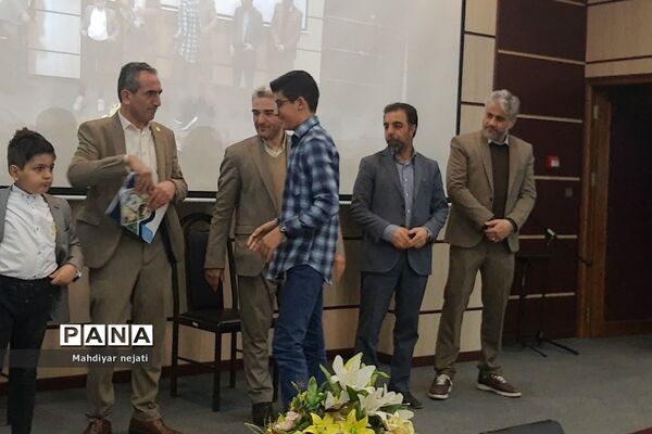 تقدیر از دانش‌آموزان برگزیده و فعال دبیرستان شهید بهشتی رودهن