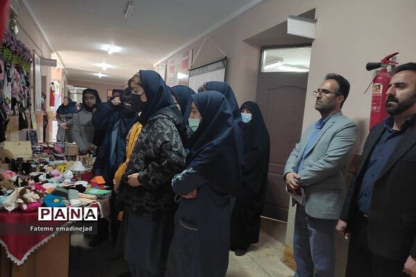 بازدید و ارزیابی نمایشگاه انقلاب دبیرستان تربیت رودهن