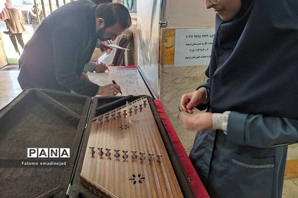 بازدید و ارزیابی نمایشگاه انقلاب دبیرستان تربیت رودهن