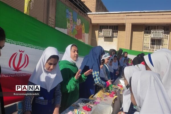 برپایی بازارچه کسب و کار دانش‌آموزی در آموزشگاه فضیلت شوشتر