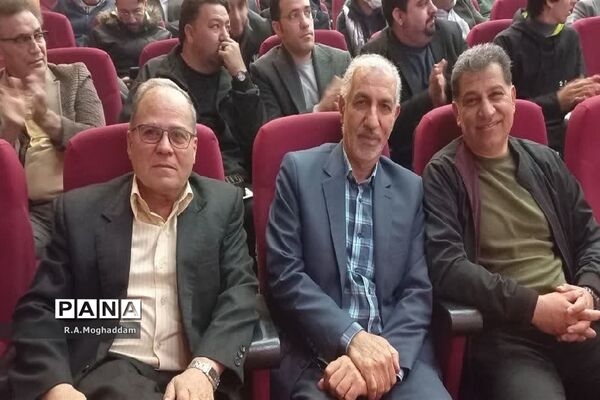 تجلیل از معلمان و دانش‌آموزان برگزیده مسابقات ورزشی