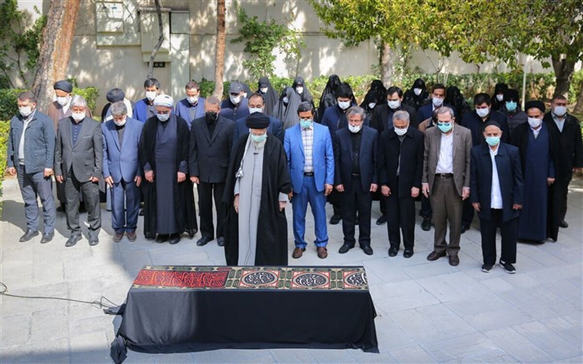 اقامه نماز رهبر انقلاب بر پیکر همسر شهید آیت‌الله مطهری